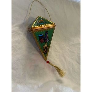 Vtg Hallmark Keepsake Ornament in box 'Memories of Christmas' 2000